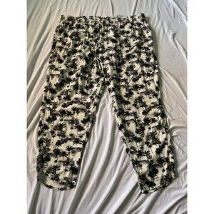 Capri Pants Size Plus 1X Mid Rise Palm Tree Print Black & White Summer Style